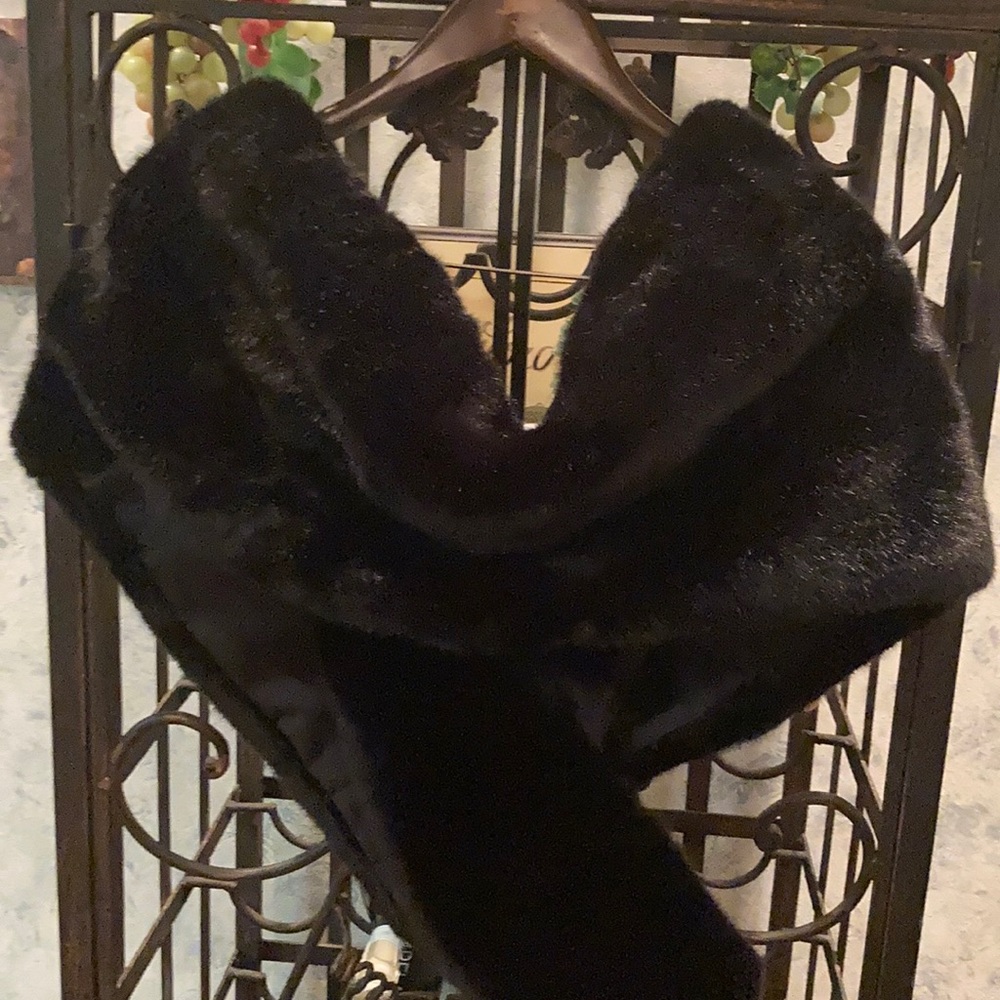 ELEGANT AND STUNNING NEW FAUX FUR WRAP!!! 🤗 - Picture 5 of 7